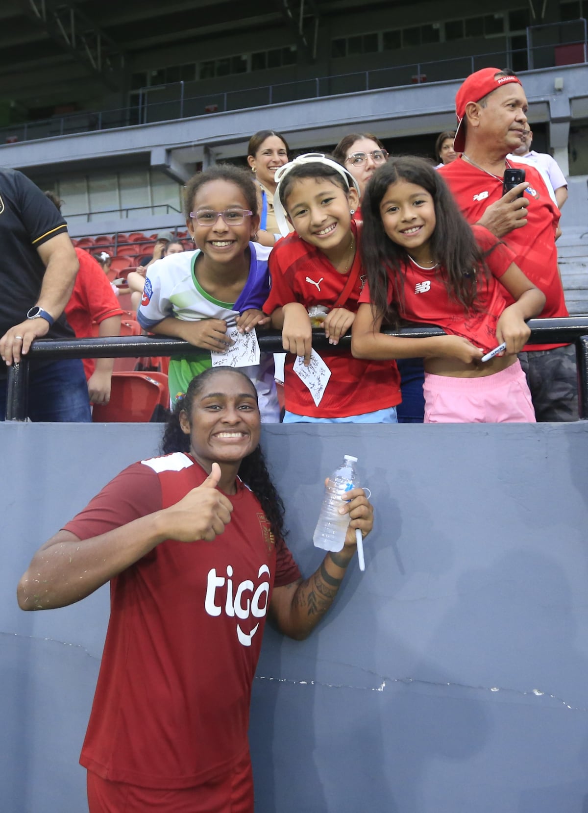 Firmas, fotos y fútbol: un encuentro especial con la selección mayor femenina