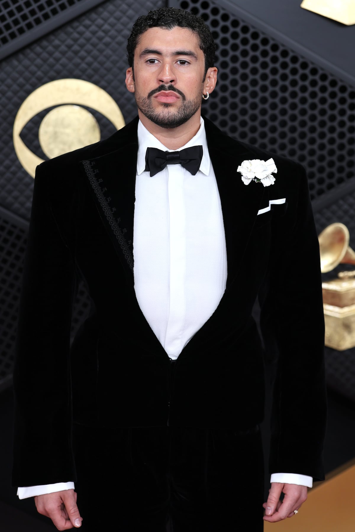 Blanco y negro, los colores que dominaron la alfombra roja de los Grammys