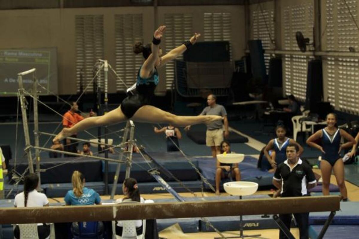 Saltos y piruetas en el festival de gimnasia de Panamá
