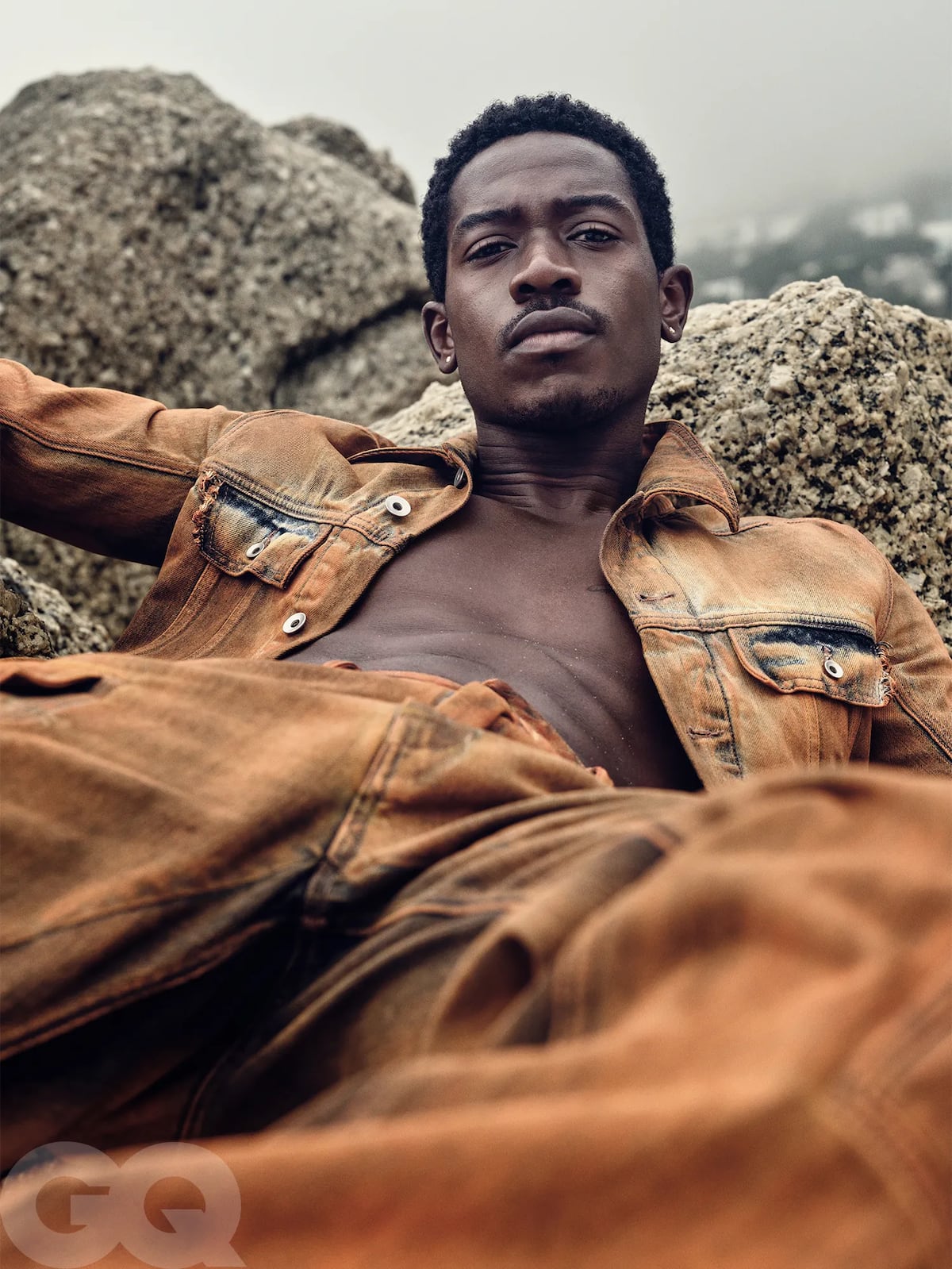 Brad Pitt, Lewis Hamilton y Damson Idris en la triple portada de la revista GQ por el estreno de la película F1