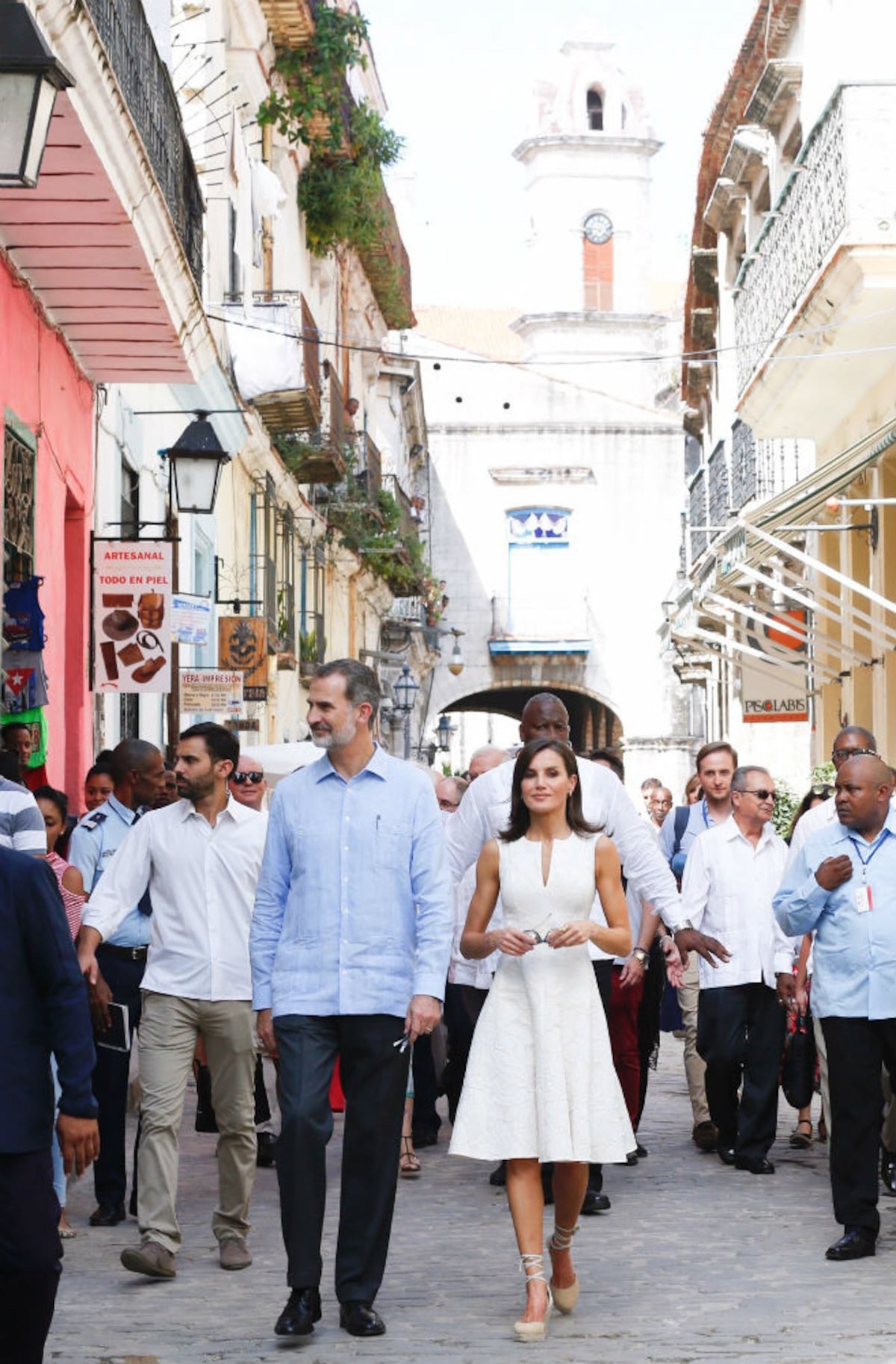Felipe, de guayabera, y Letizia, de Carolina Herrera, en La Habana Vieja
