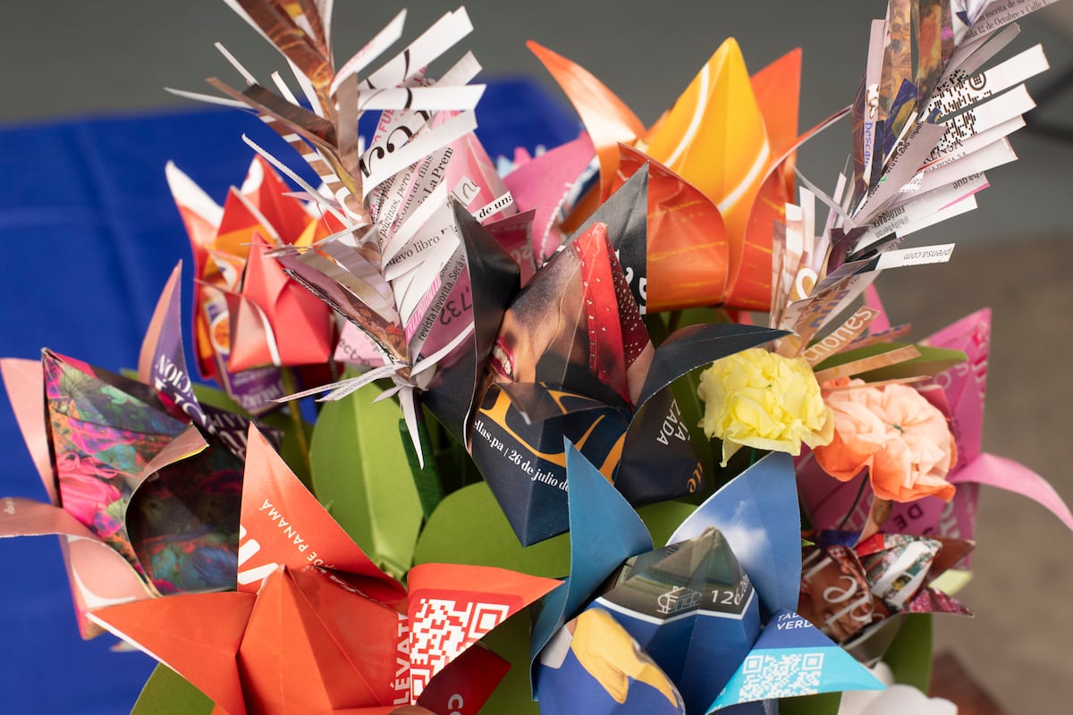 Un ‘bouquet’ de flores de origami hecho con revistas ELLAS