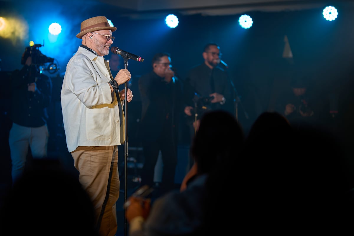 Omar Alfanno y Luis Enrique se unieron en el escenario a favor de la niñez en Panamá