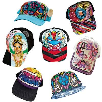 Siete gorras vistosas pintadas a mano