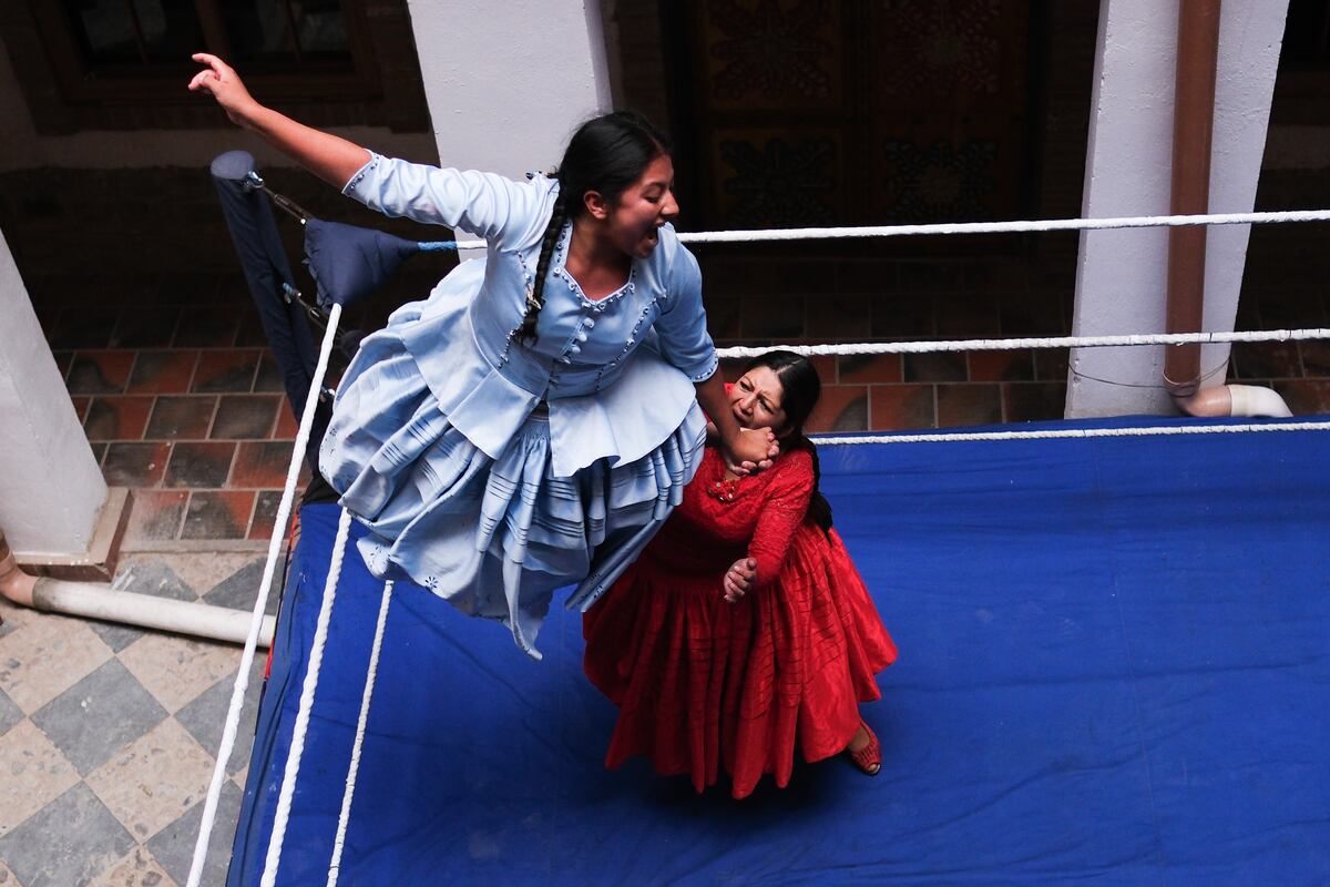 Cholitas luchadoras, arte y turismo en el centro cultural del boliviano Mamani Mamani