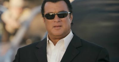 Mujer acusa a Steven Seagal de violarla en 1993