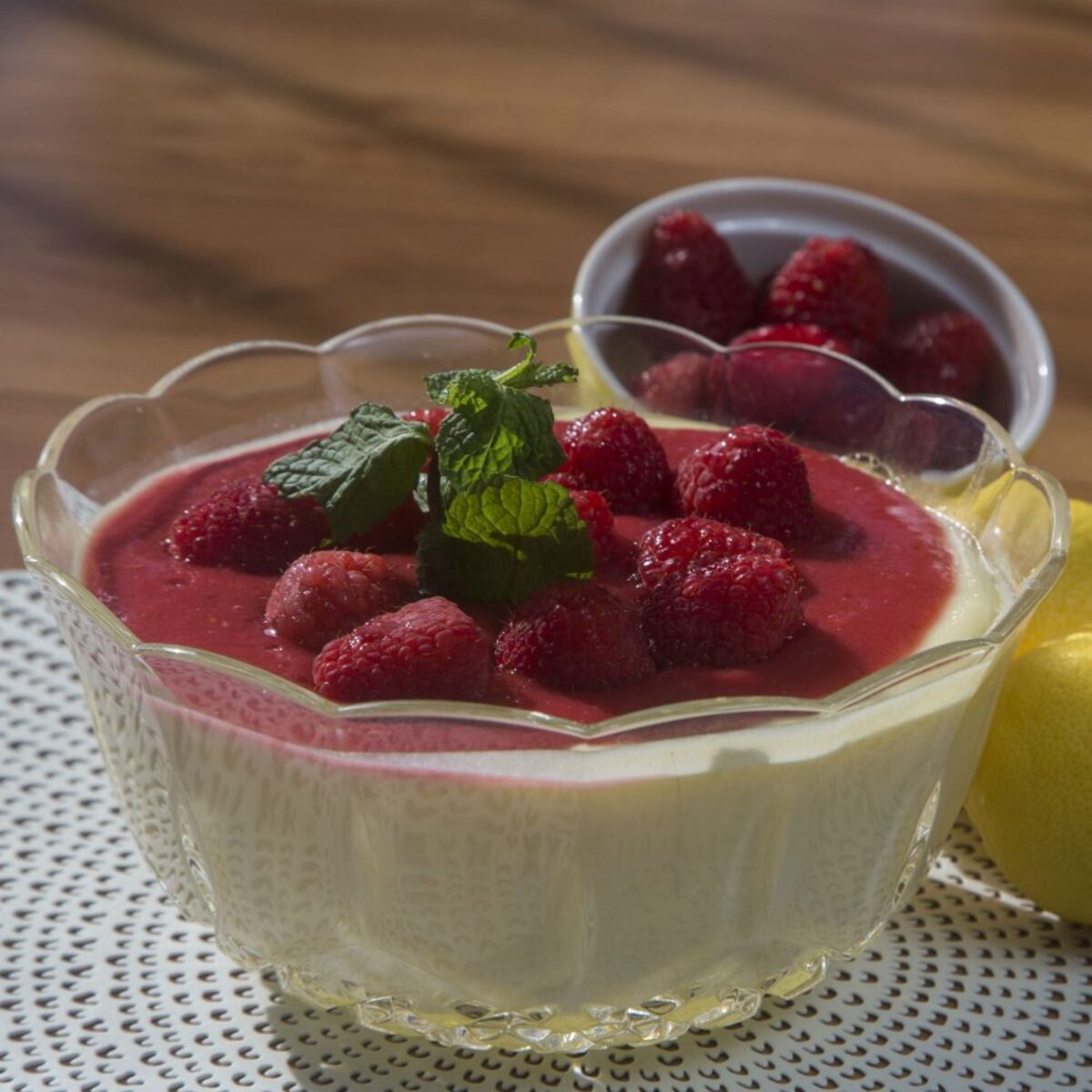 ‘Panna cotta’ de limón con ‘coulis’ de frambuesas