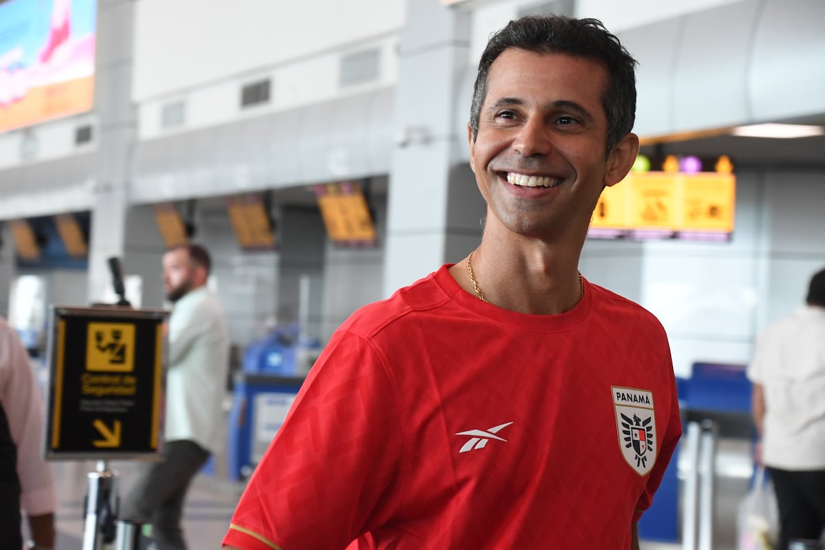 Con la camiseta puesta, Maricel de Mulino y Lucy Molinar reciben en Tocumen a la Selección de Panamá