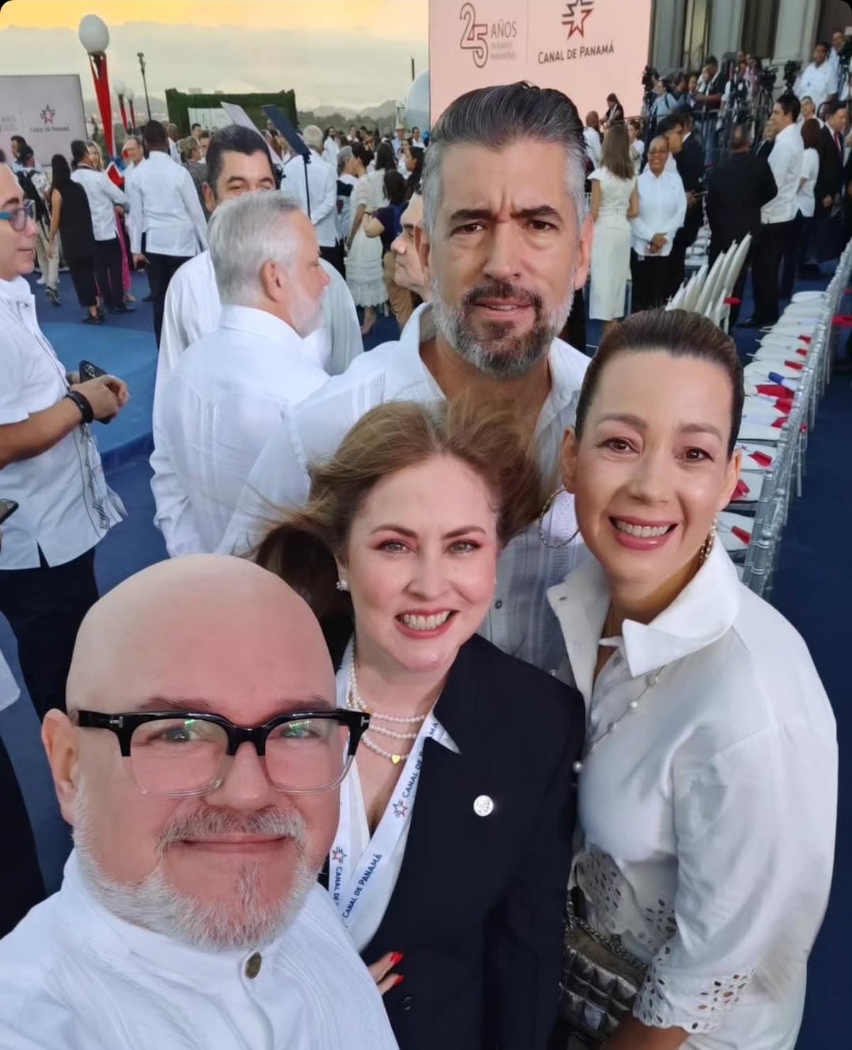 Nicolle Ferguson, Blanca Herrera y otros asistentes al acto de aniversario por los 25 años de la reversión del Canal de Panamá