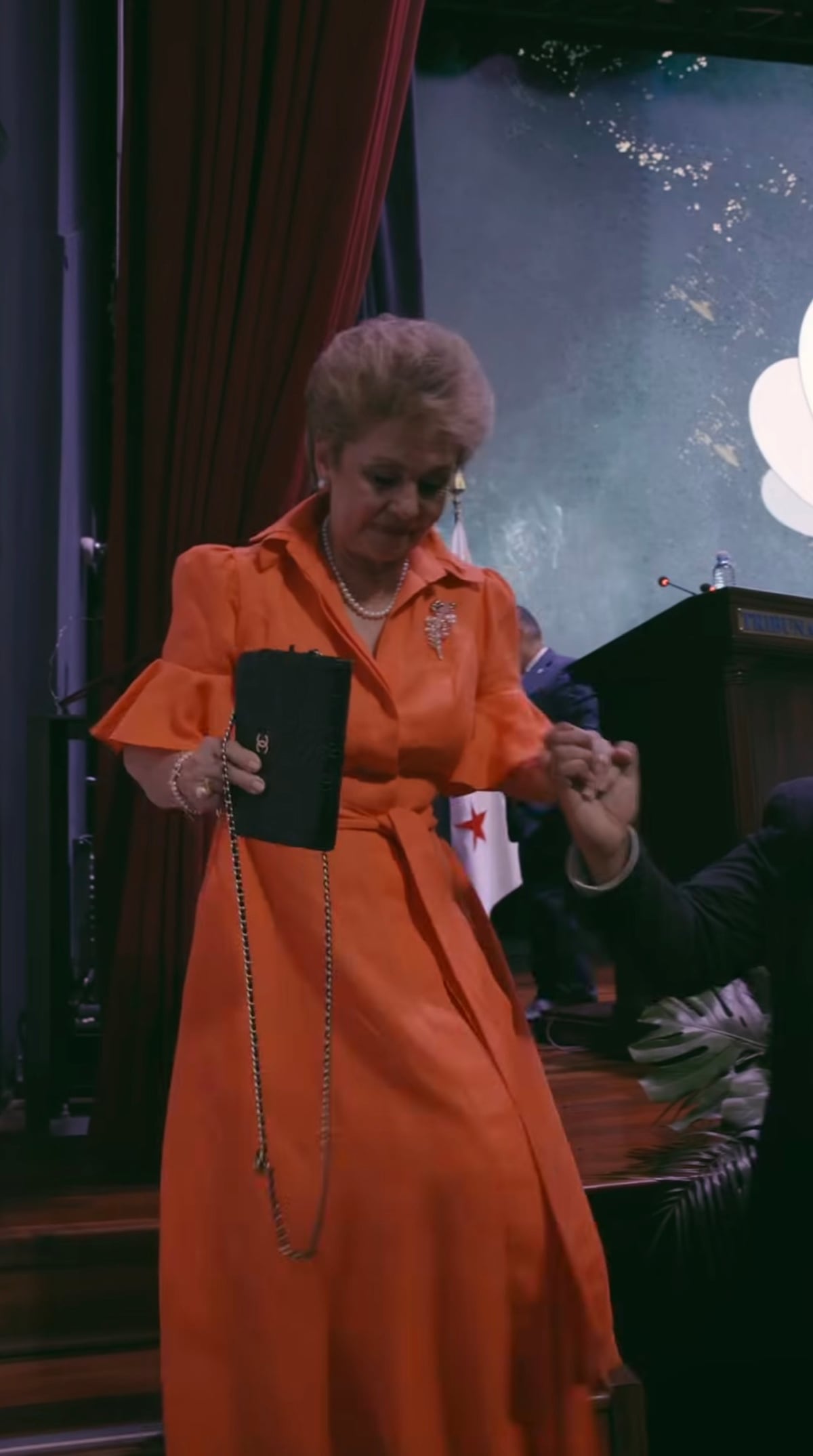 Hecho en Colombia: El vestido naranja de lino de la ex presidenta Mireya Moscoso para el estreno de su documental