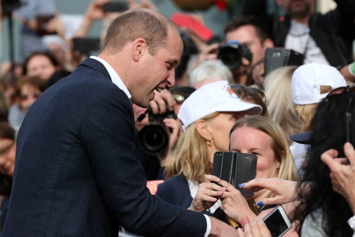 El príncipe Harry saluda a sus seguidores a las afueras del Castillo de Windsor