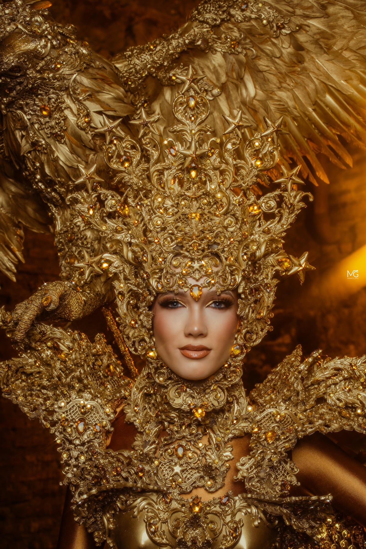 El traje nacional con un águila harpía robótica que representará a Panamá en Miss Universo