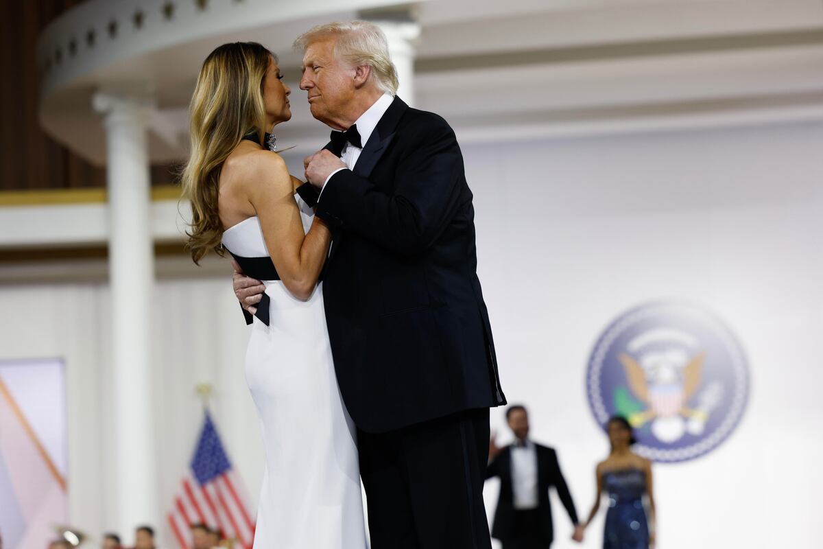 De blanco y negro y con un ‘choker’: Melania Trump en el baile inaugural de su esposo como nuevo presidente de Estados Unidos