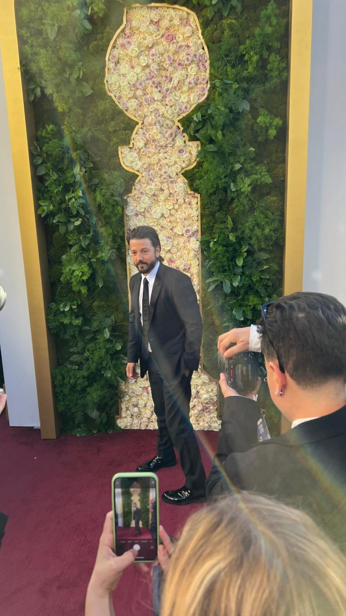 Edgar Ramírez, Salma Hayek, y otros latinos presentes en los Globos de Oro 2025