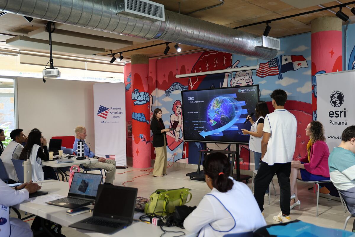 El espacio como inspiración: Bill Nelson motiva a los jóvenes panameños en su reciente visita a Panamá