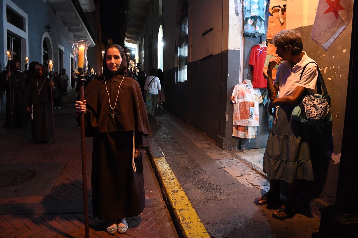 (Galería) Procesión de la Hermandad del Cristo Pobre en el Casco Antiguo
