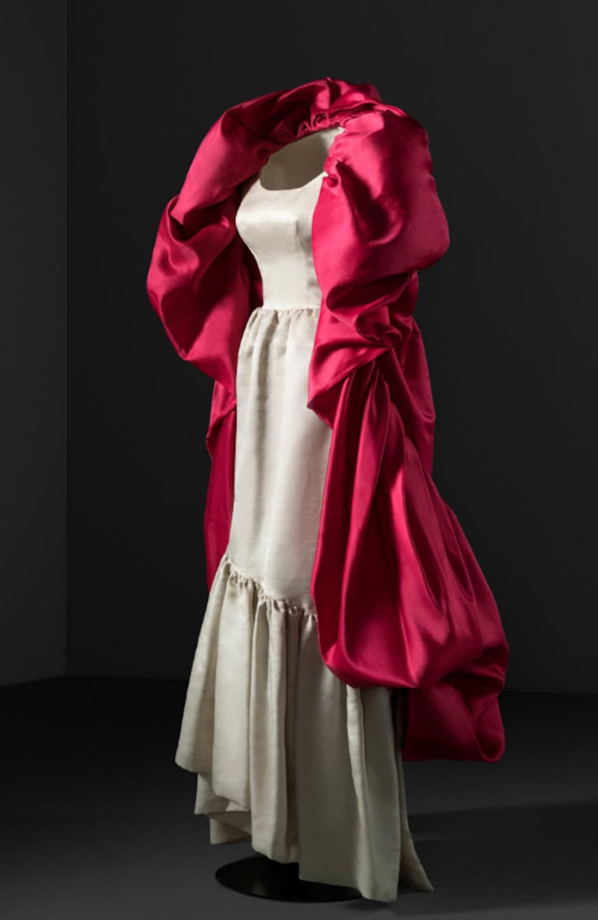 El abrigo capa de Balenciaga con el que posó la reina Letizia formará parte de una exposición en Milán