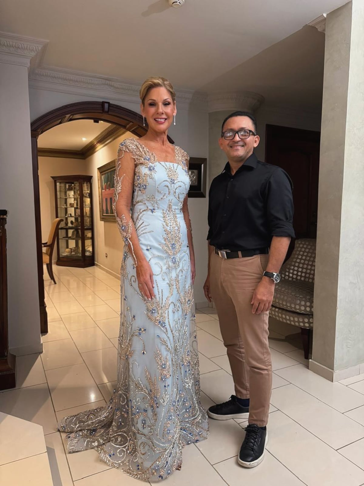 La presentadora Jenia Nenzen vistió del diseñador chiricano José Díaz Jurado para la boda de su hija Ana Gretel