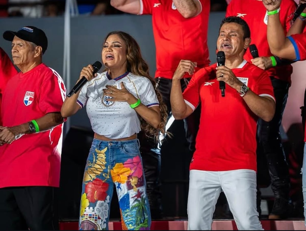 Sandra Sandoval luce camiseta personalizada por su hija Kamila para partido de Panamá ante República Dominicana