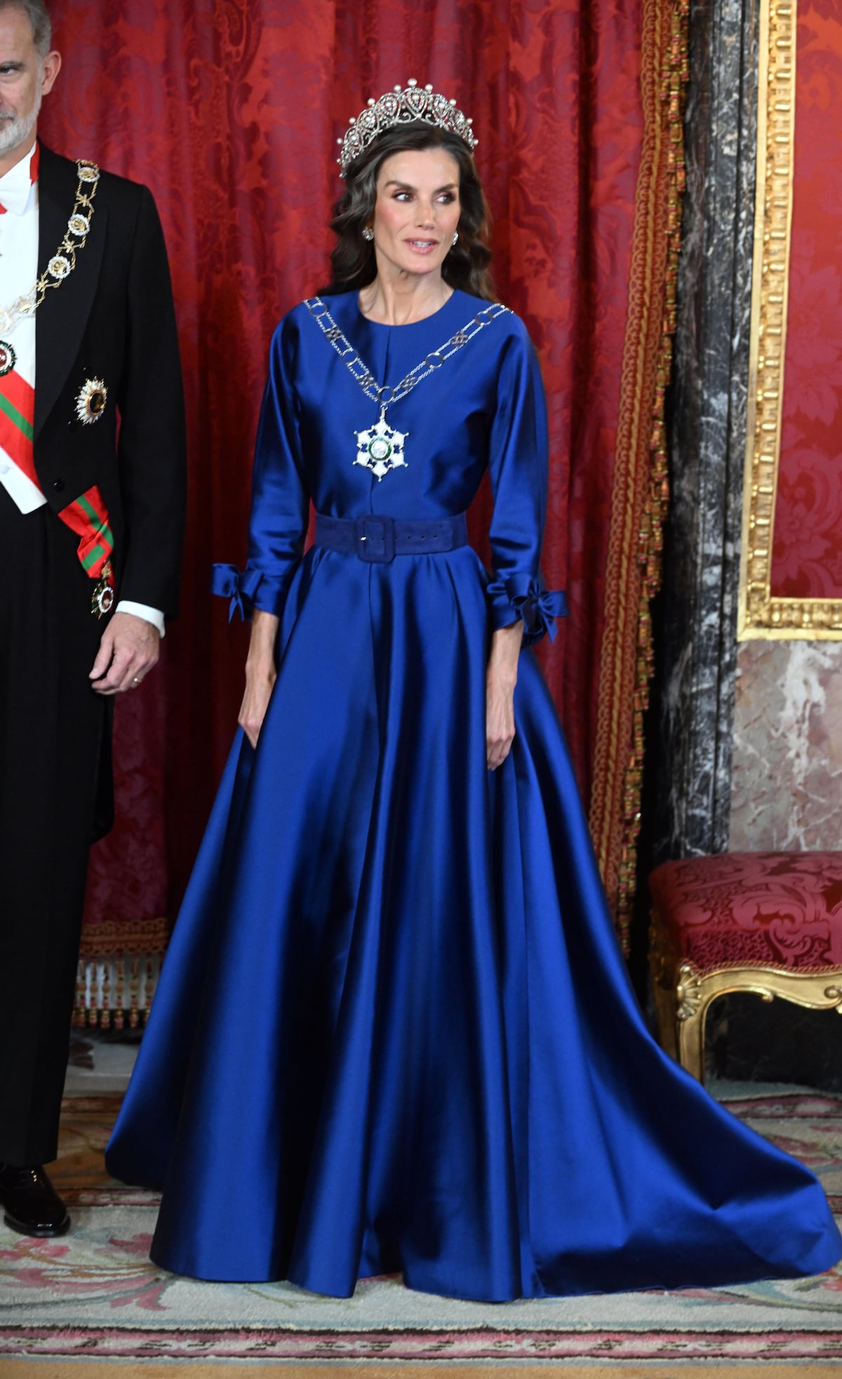 La reina Letizia de España, su vestido azul satinado y el impresionante collar que le regaló el Sultán de Omán