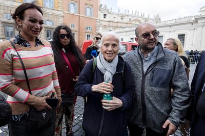 Geneviève, la monja amiga de Francisco, lleva a una mujer trans paraguaya a ver el féretro