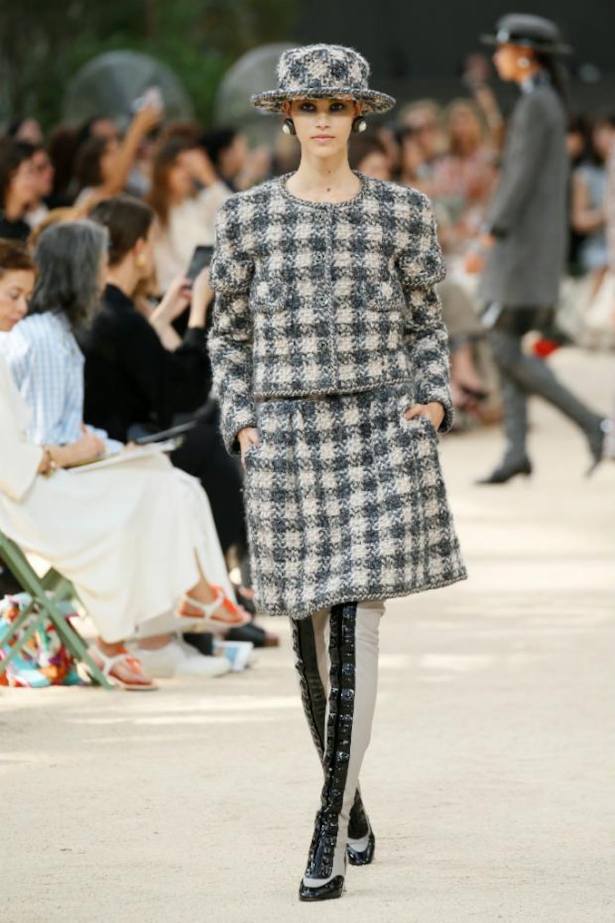 Sombreros, “tweed” y botas en la pasarela de Chanel en París