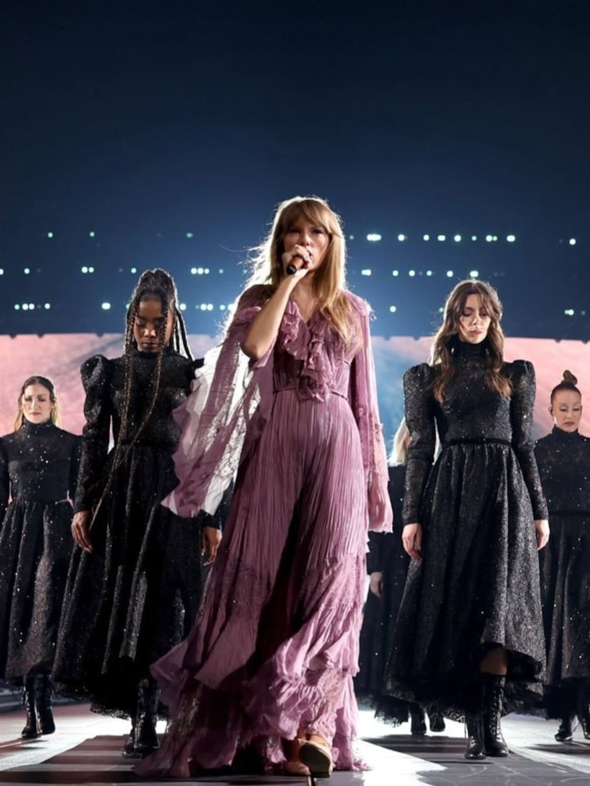 Los atuendos de Taylor Swift en su gira Eras y sus significados