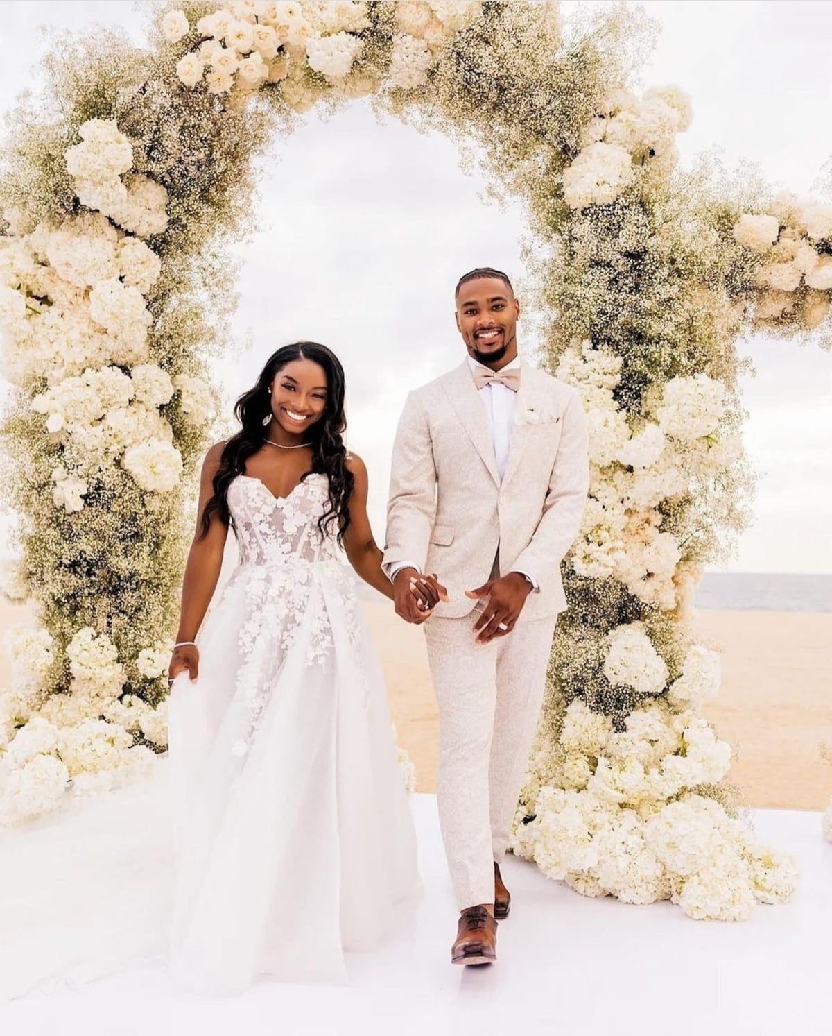 Simone Biles, la gimnasta más premiada de la historia, y sus cuatro vestidos de novia 