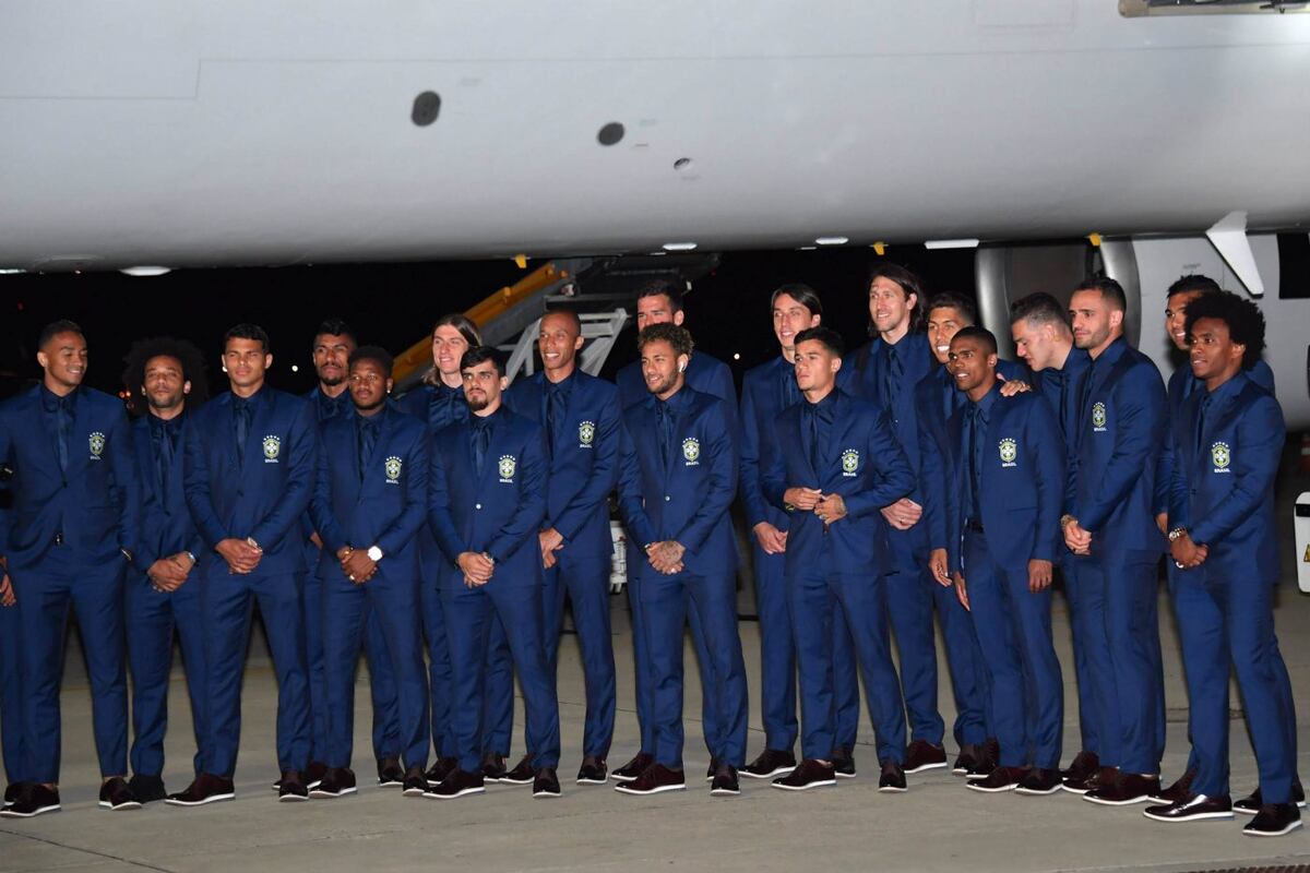 Bolsos de Versace y trajes de lujo en la llegada de los equipos a Rusia