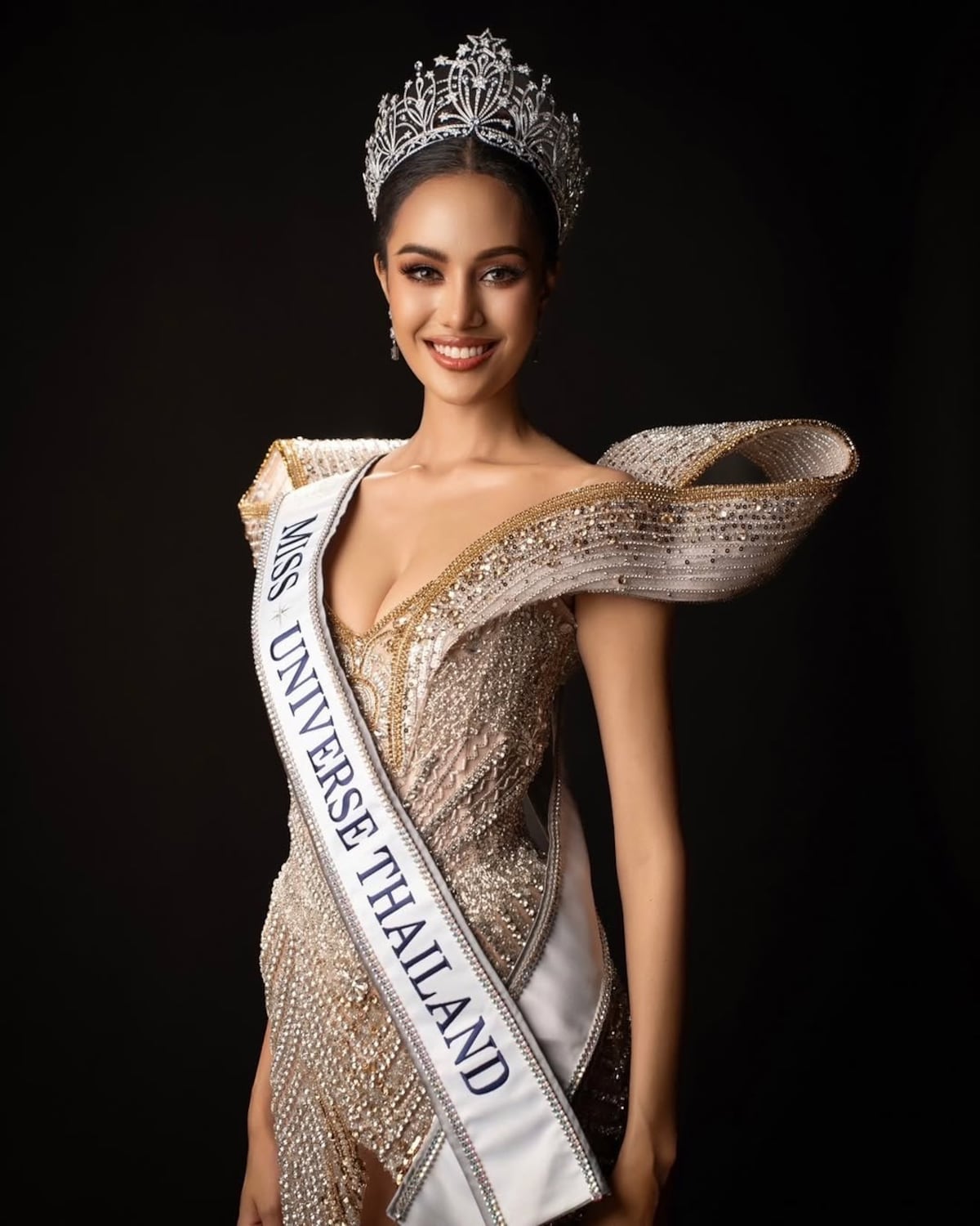 La tailandesa Opal Suchata Chuangsri gana el Miss Mundo en la India