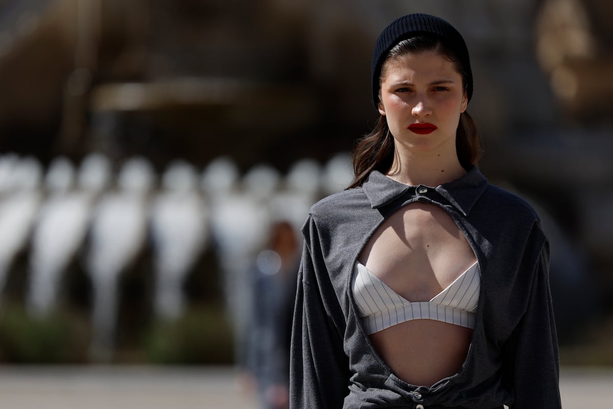 Un desfile en el corazón de la Plaza de España abre la semana de la moda de Madrid