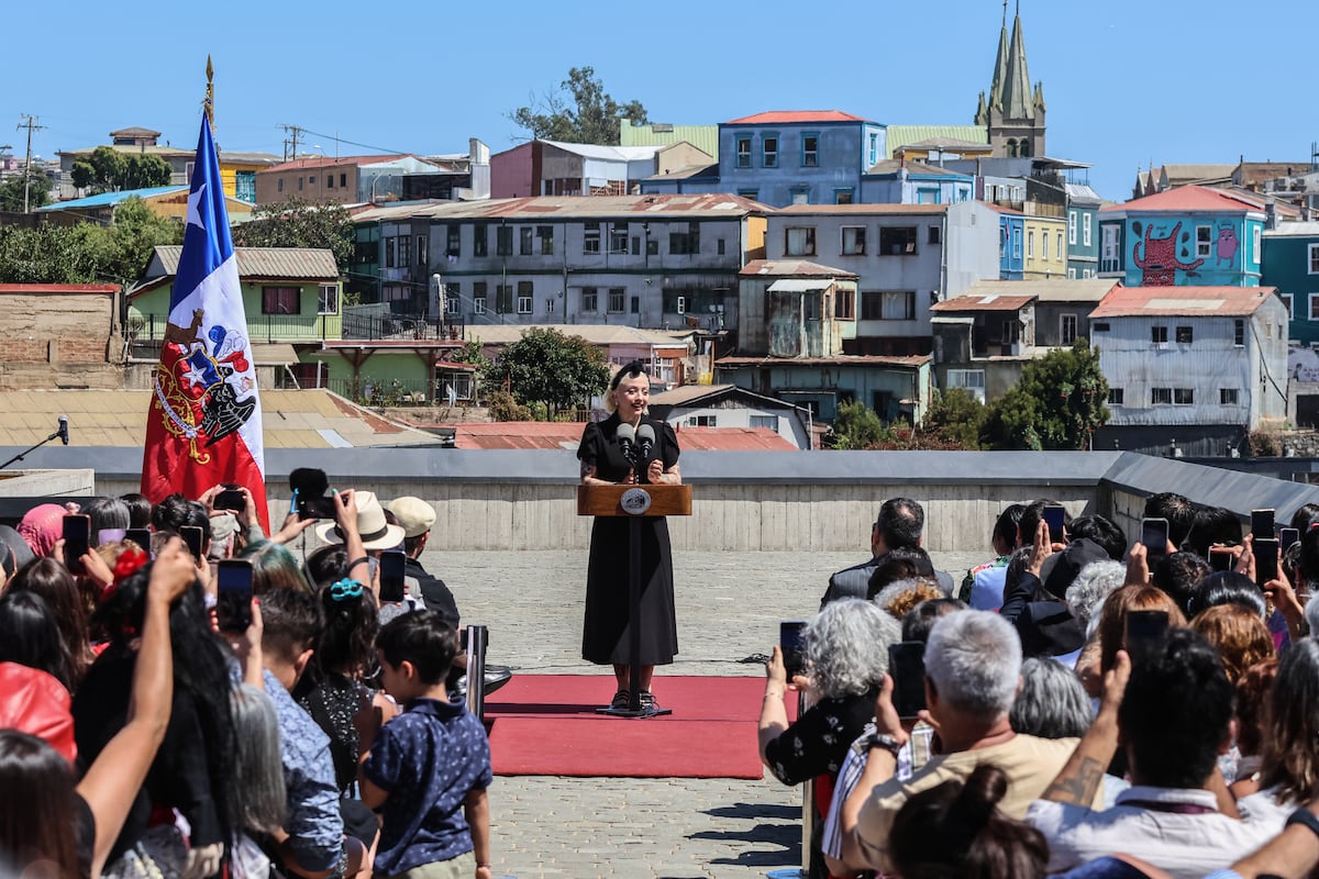 Mon Laferte, nombrada embajadora cultural de Valparaíso y aplaudida por Boric