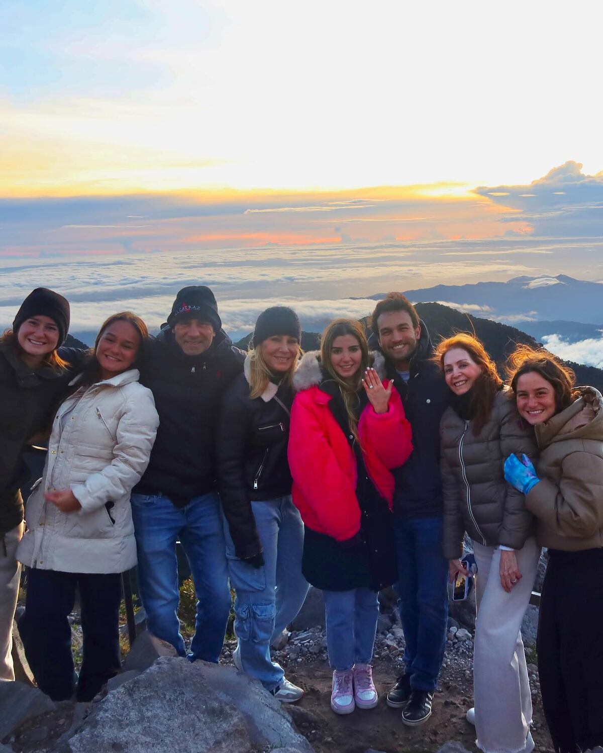 ‘¡Se casa mi niño!’, el hijo de Karen Chalmers, Daniel Gadeloff, se compromete con su novia en la cima del volcán Barú