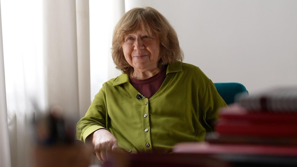 “No colecciono horrores sino pruebas del espíritu humano”: Svetlana Alexievich, la Nobel de Literatura que contó como nadie el drama de Chernóbil