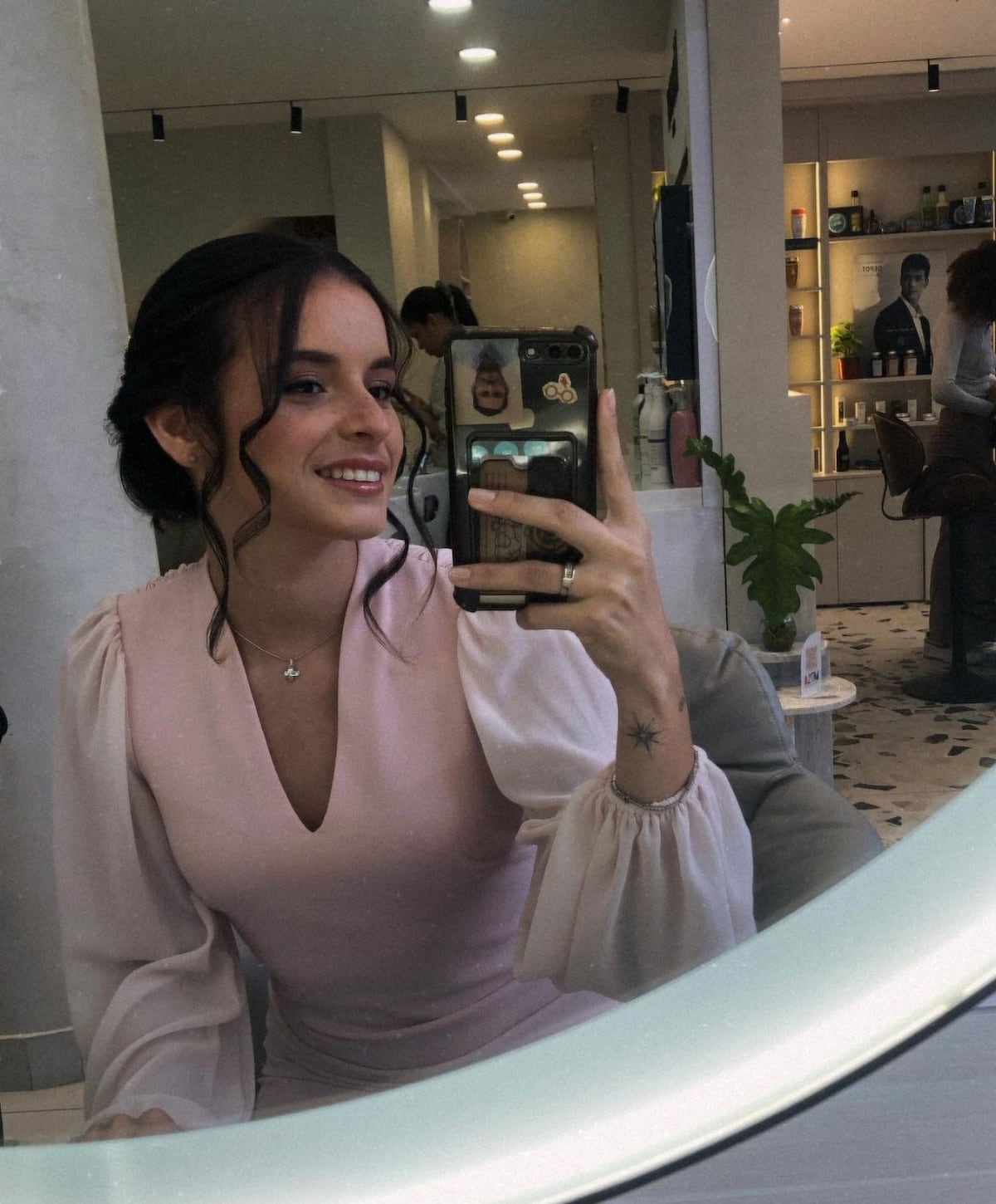 Juan Diego Vásquez celebra 15 meses de noviazgo con Carolina Della Sera