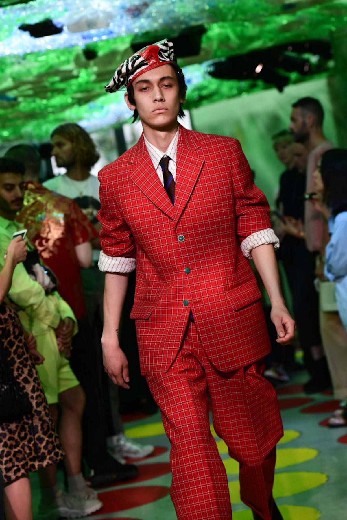 El clásico traje masculino se reinventa