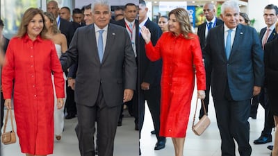 La primera dama de Panamá, Maricel de Mulino, luce un vestido rojo hecho por manos panameñas para acudir al foro de la CAF