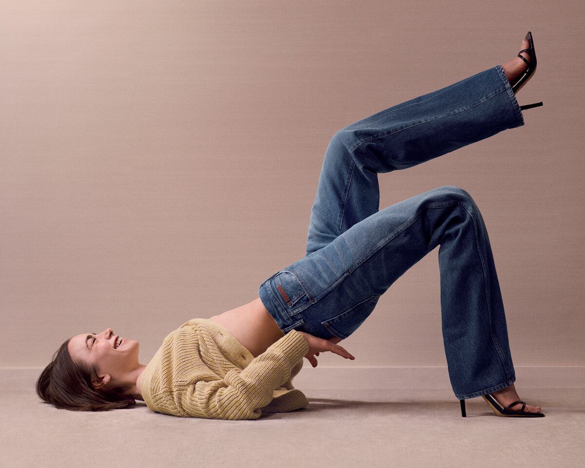 Lily Collins, elegante y sin esfuerzo en su debut como rostro de Calvin Klein