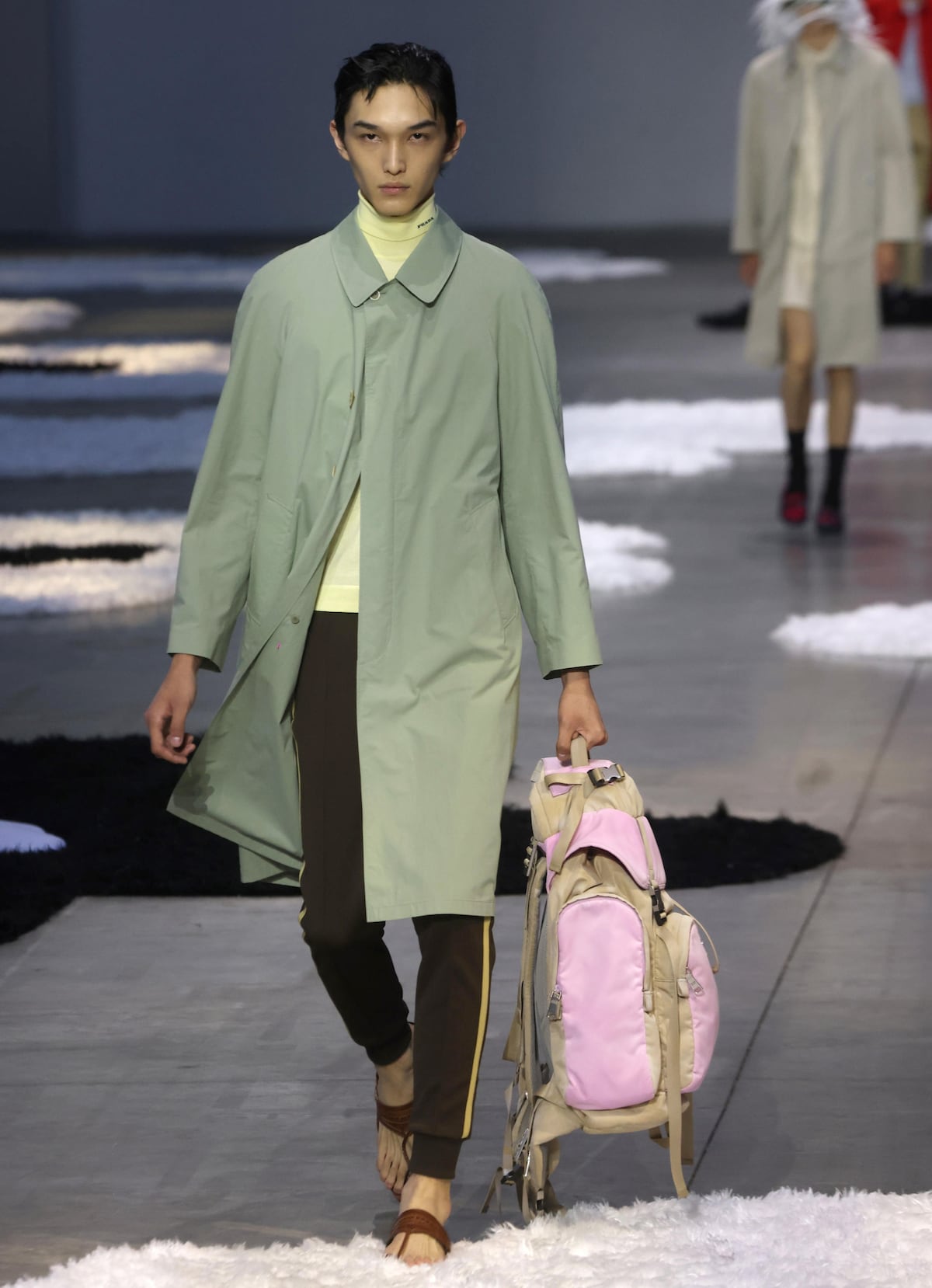 Prada lanza en Milán una moda “calmada” y piernas al aire para el hombre estival