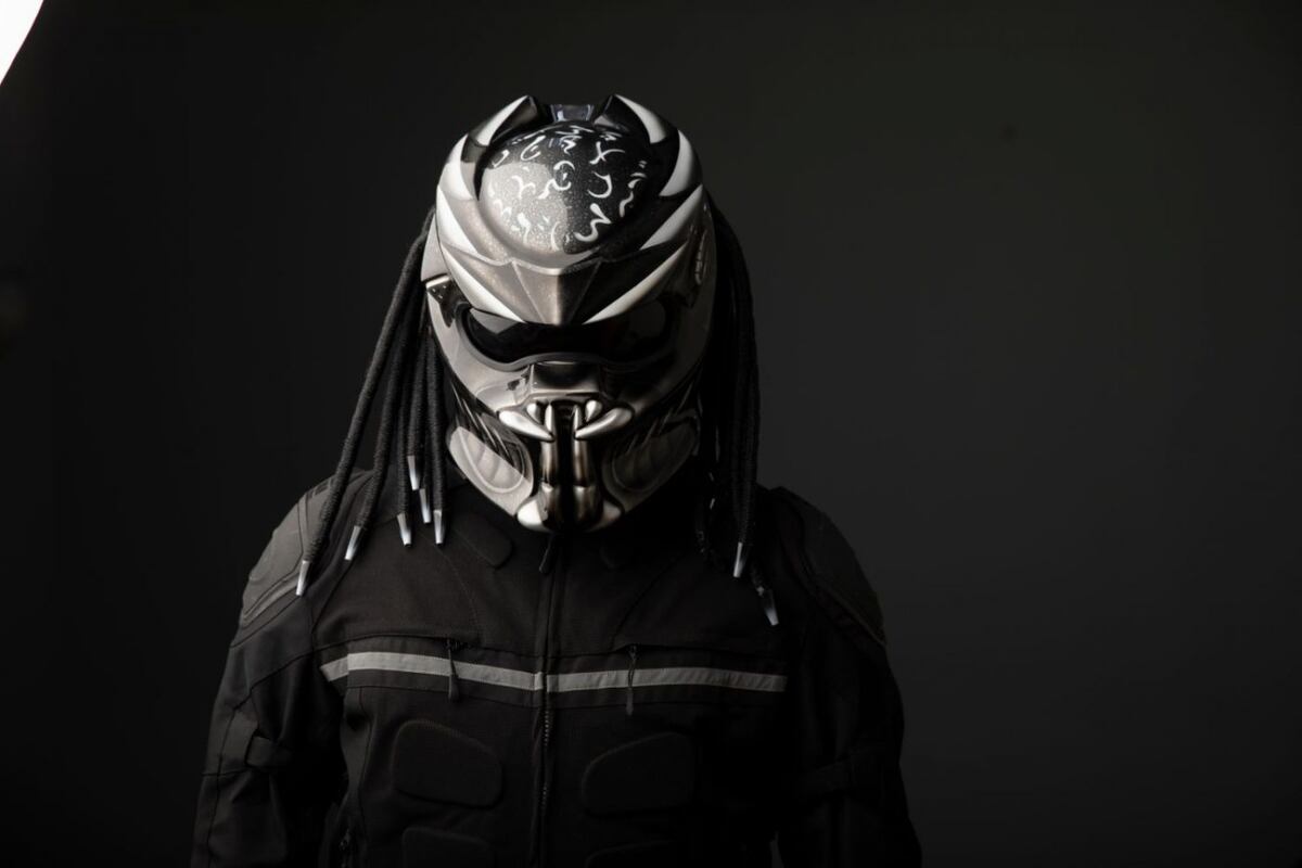 Conoce al motociclista con casco de Depredador que pasea por Panamá