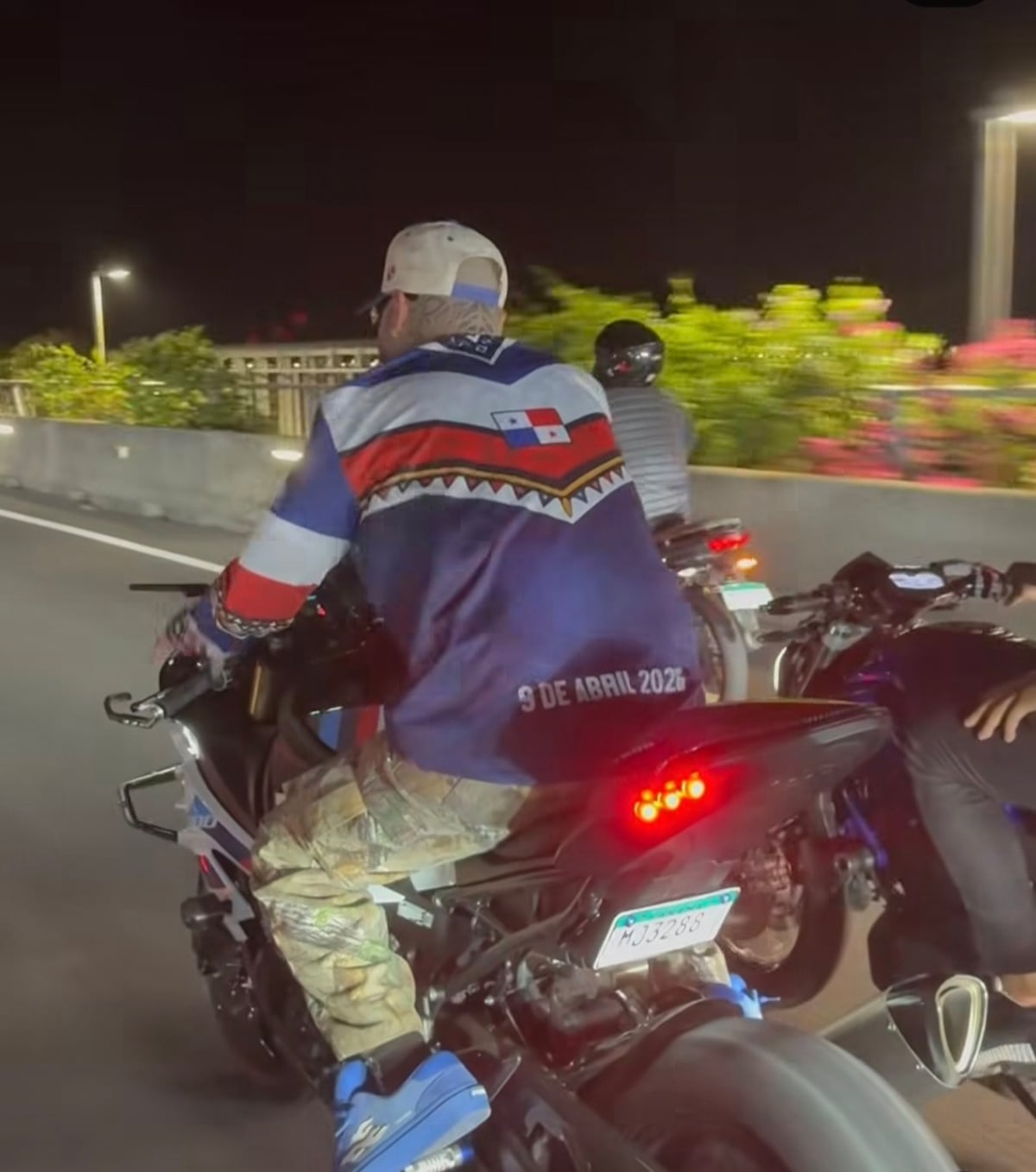 Farruko y su ‘look’ inspirado en la cultura Emberá, diseñado con IA, para presentar en Panamá su álbum Manda la Plena MOH