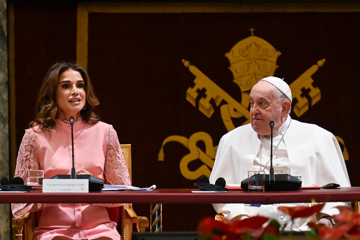 La reina Rania de Jordania y su bolso de casi 2 mil dólares para reunirse con el Papa Francisco en el Vaticano