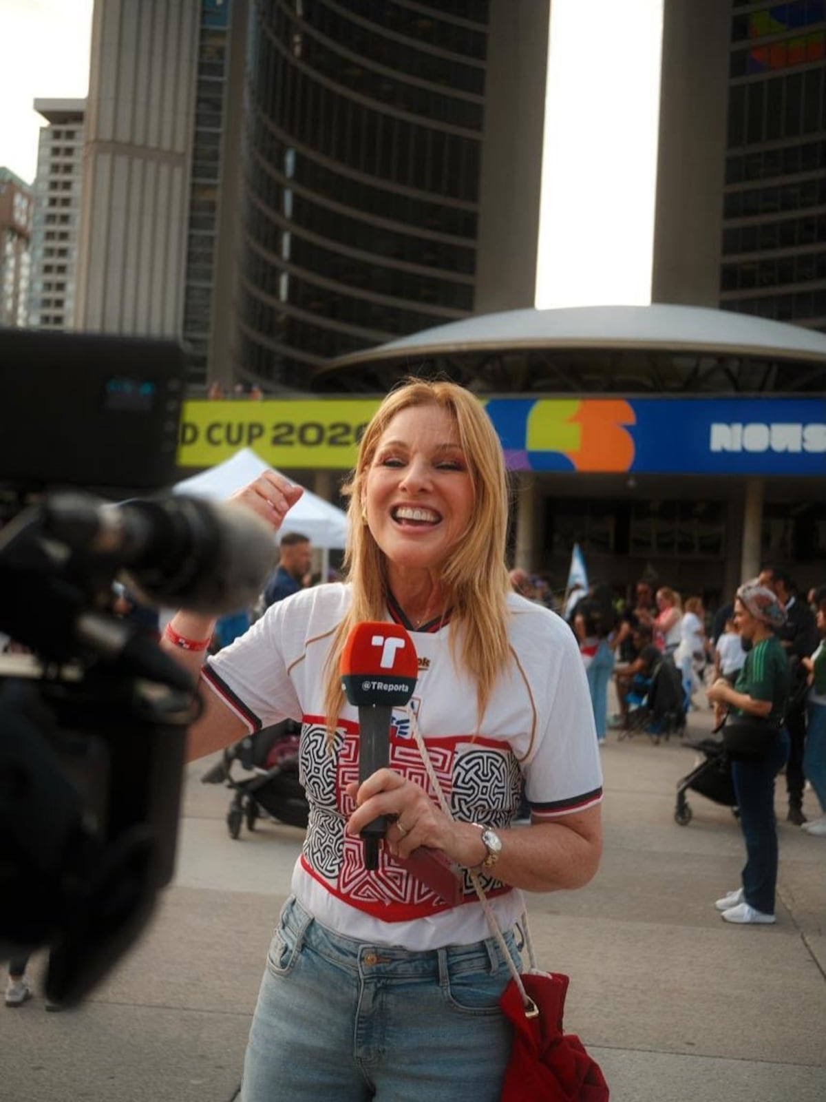 La presentadora Jenia Nenzen luce corsé de mola inspirado en el Mundial de Panamá durante encuentro de panameños en Toronto