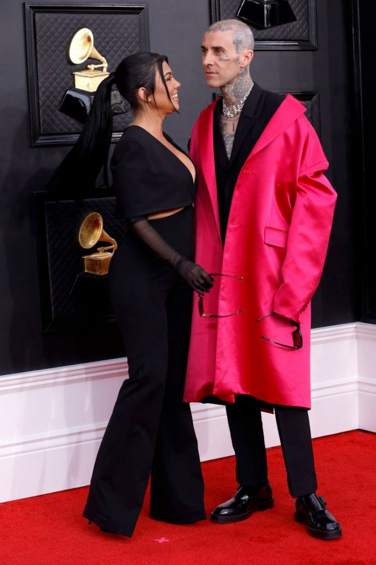 Los 8 momentos más ‘pink’ de la alfombra roja de los Grammy 2022