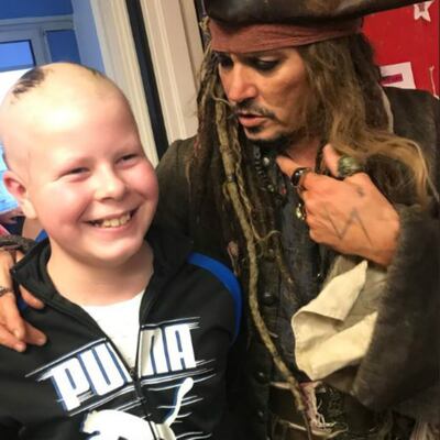 El actor Johnny Depp, vestido de Jack Sparrow, visita a niños con cáncer