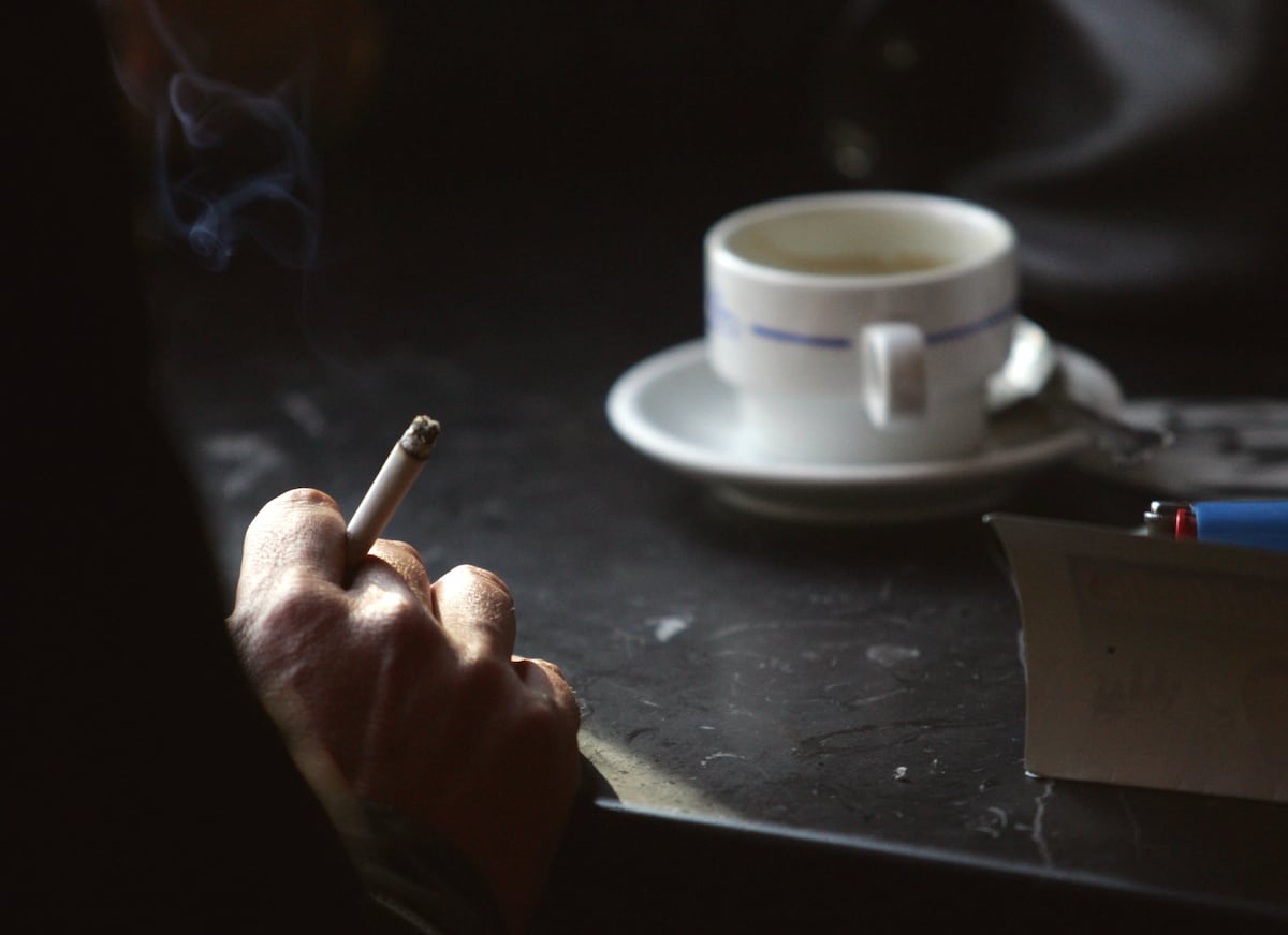 Dejar de fumar, aunque sea tarde, implica menos riesgo de demencia