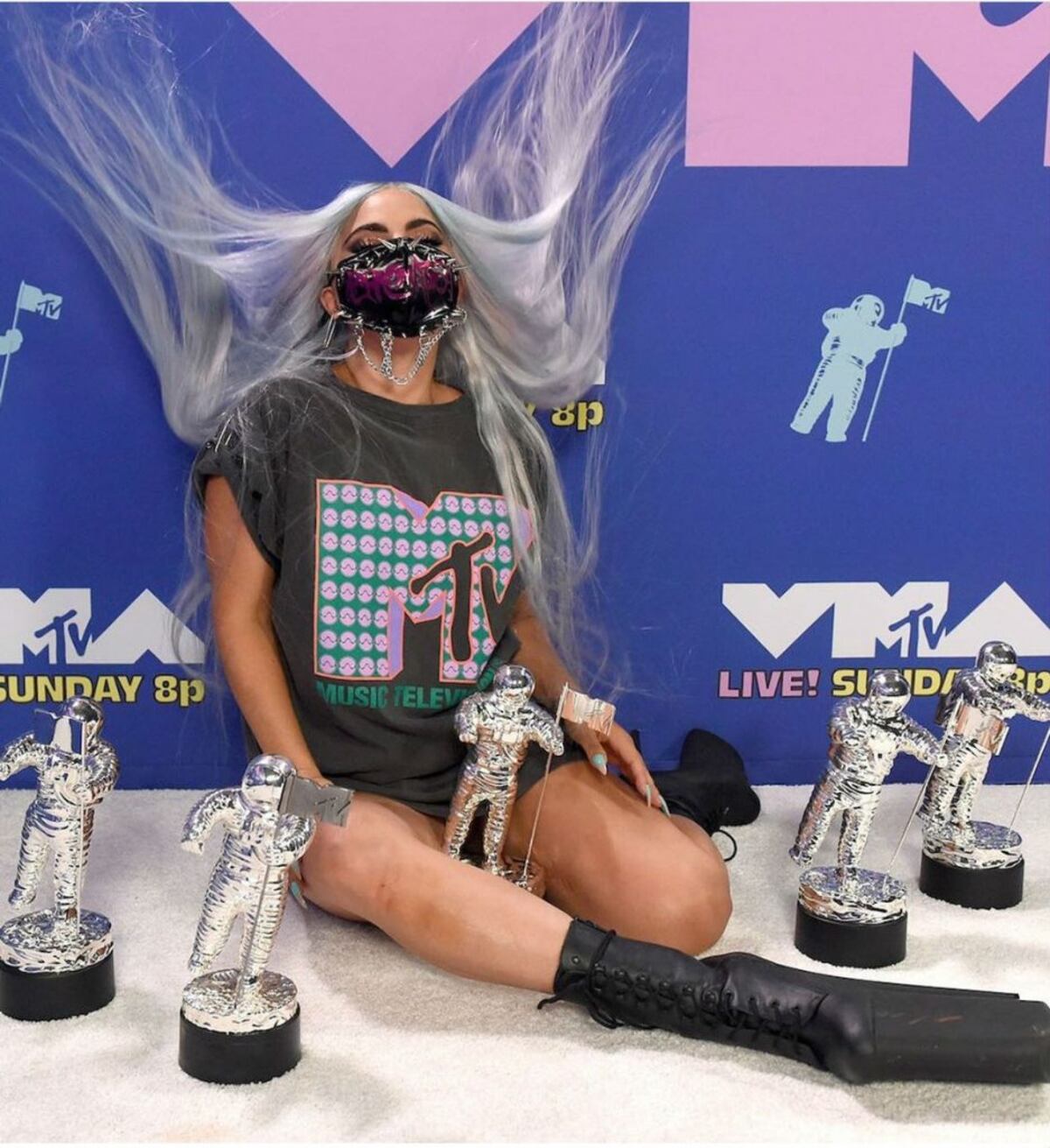 Los 9 atuendos y 6 mascarillas de Lady Gaga en los VMAs