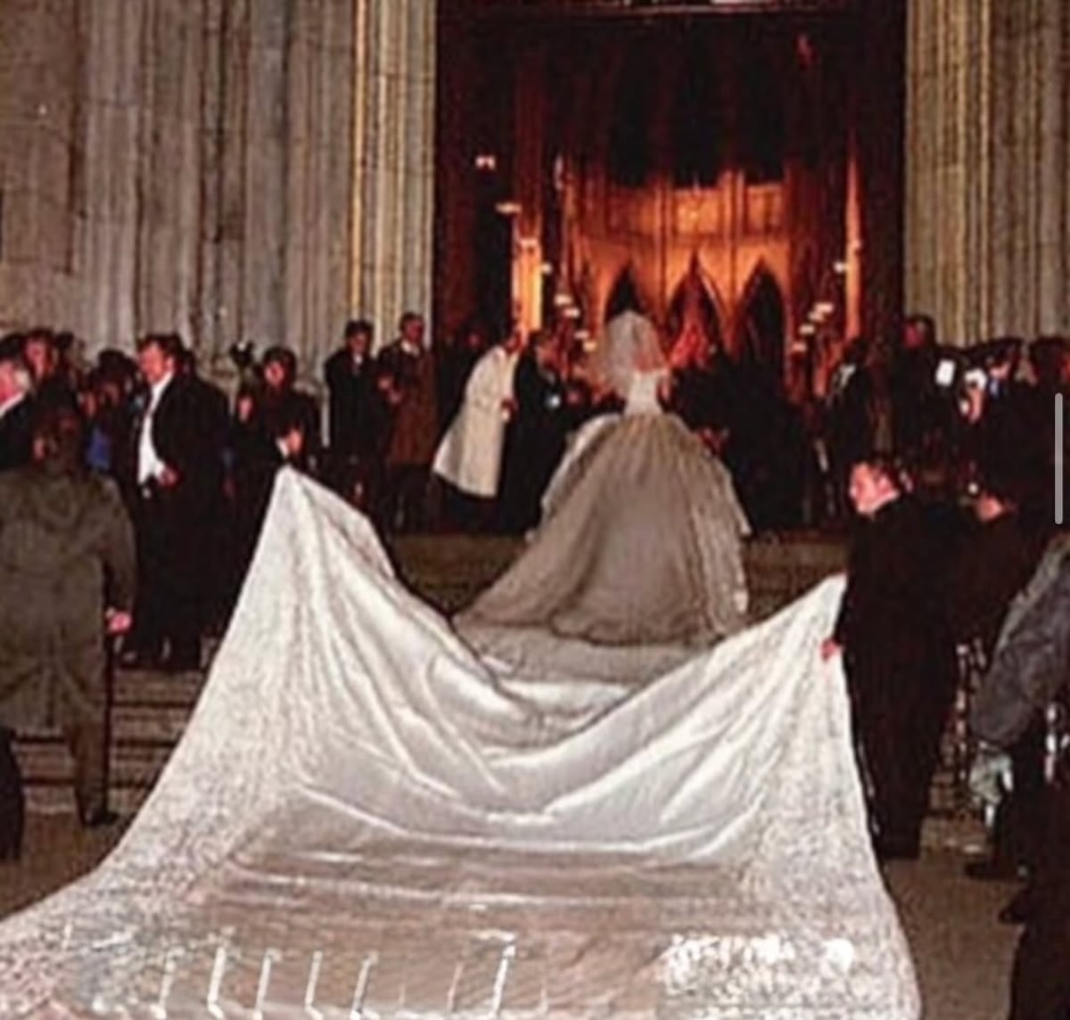 Thalía recuerda su boda con Tommy Mottola en su aniversario número 25