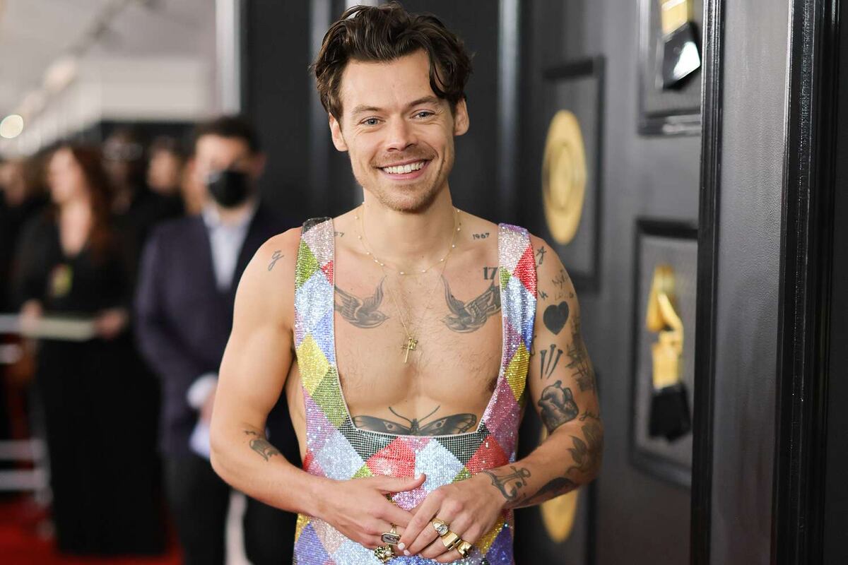 Los tres looks de Harry Styles en los premios Grammy 2023