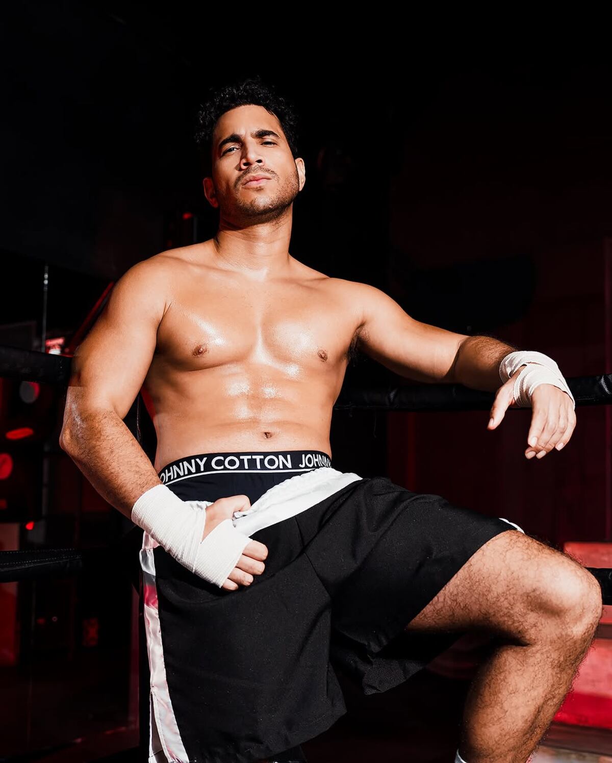 Con guantes y shorts deportivos: Así lucieron los actores panameños Diego de Obaldía y Elmis Castillo en una campaña de ropa interior